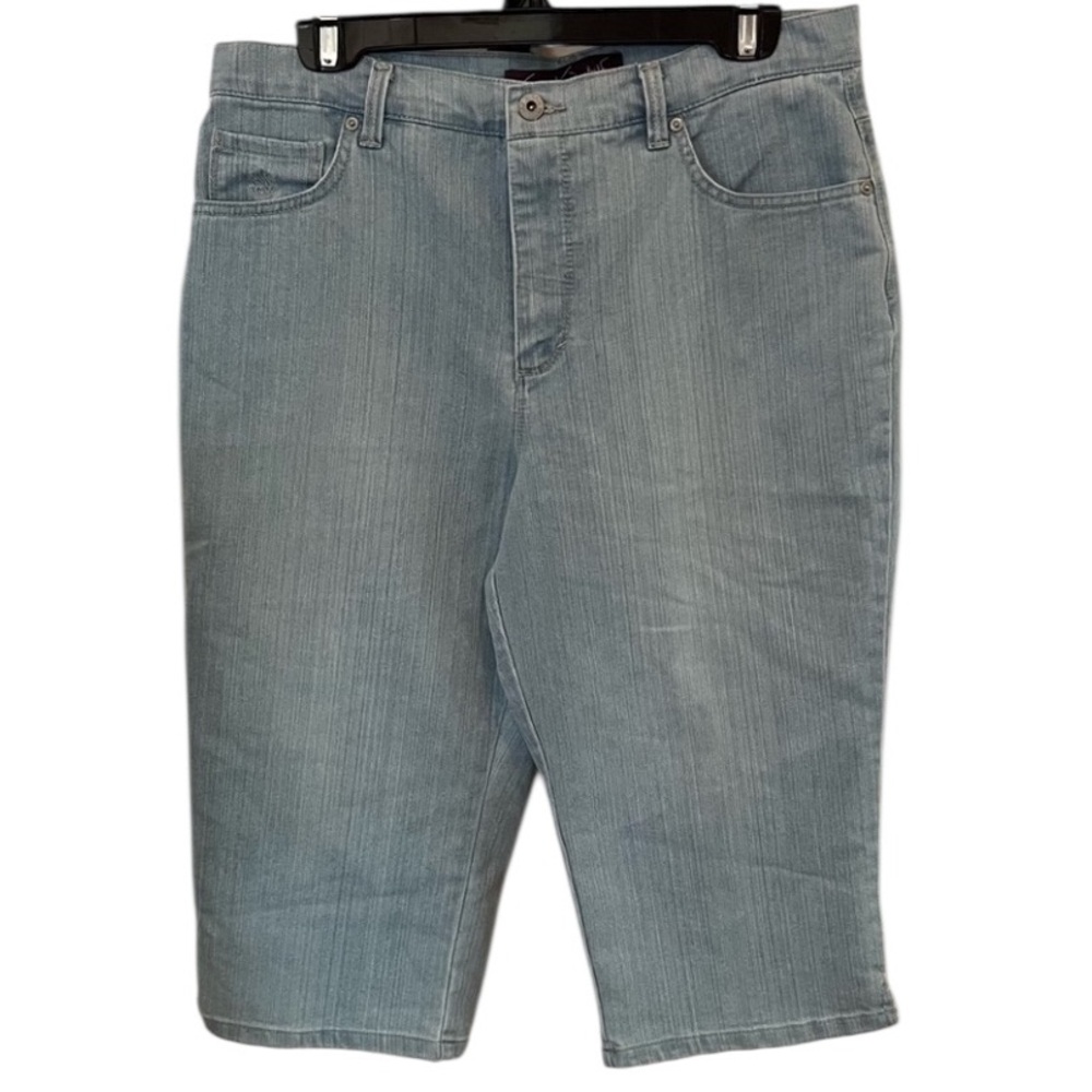Gloria Vanderbilt size 10 cropped blue jeans with stretch high waist